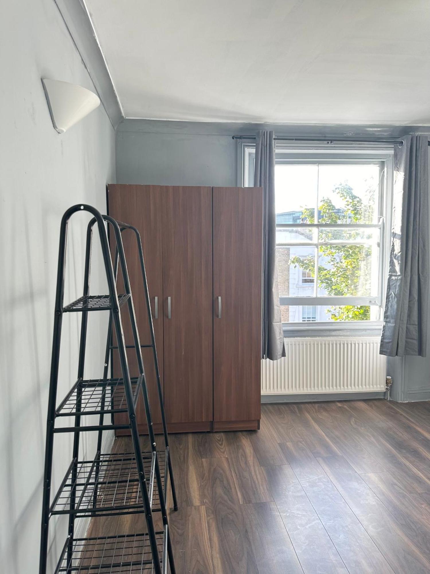 Luxury In A 4 Bedroom Flat! 4 Minutes Walk To Kingscross, St Pancras * Londra